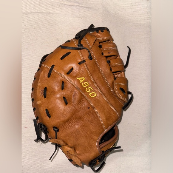 (SOLD!!)Wilson A950 12” First/third baseman glove - Picture 2 of 5